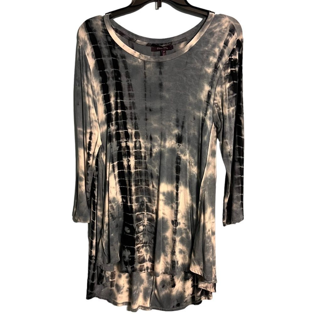 😊 3/$30 
Olivia Sky Blue tie-dye Tunic Top Size Medium women